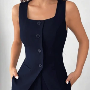 Svart väst med knappar och knyt - Obs! Aldrig använd .