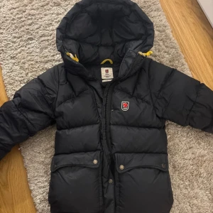 Fjällräven jacka - Fjällräven jacka i svart storlek s dam, säljer för jag vill ha en annan färg, jätte fint skick utan defekter 