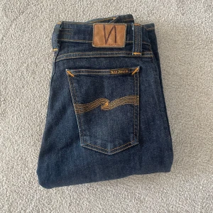 Nudie jeans - Mörkblå nudie jeans i bra skick                                    Storlek 27/32 men lappen är borta                              Priset kan diskuteras vid snabb affär