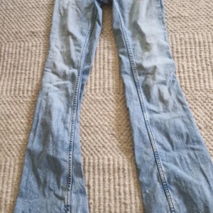 Lågmidjade bootcut jeans - Supersnygga lågmidjade bootcut jeans från ginatricot, strl 34