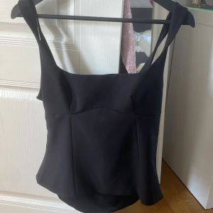 Svart Zara topp med rosett  - Snygg svart Zara topp säljer då den är lite stor på mig🥰hör av er vid frågor 
