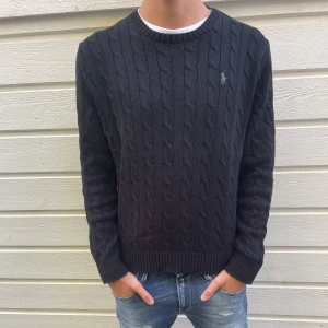 Ralph Lauren tröja - Stickad svart tröja från Ralph Lauren | Egentligen storlek L men passar M bättre | Priset kan diskuteras!
