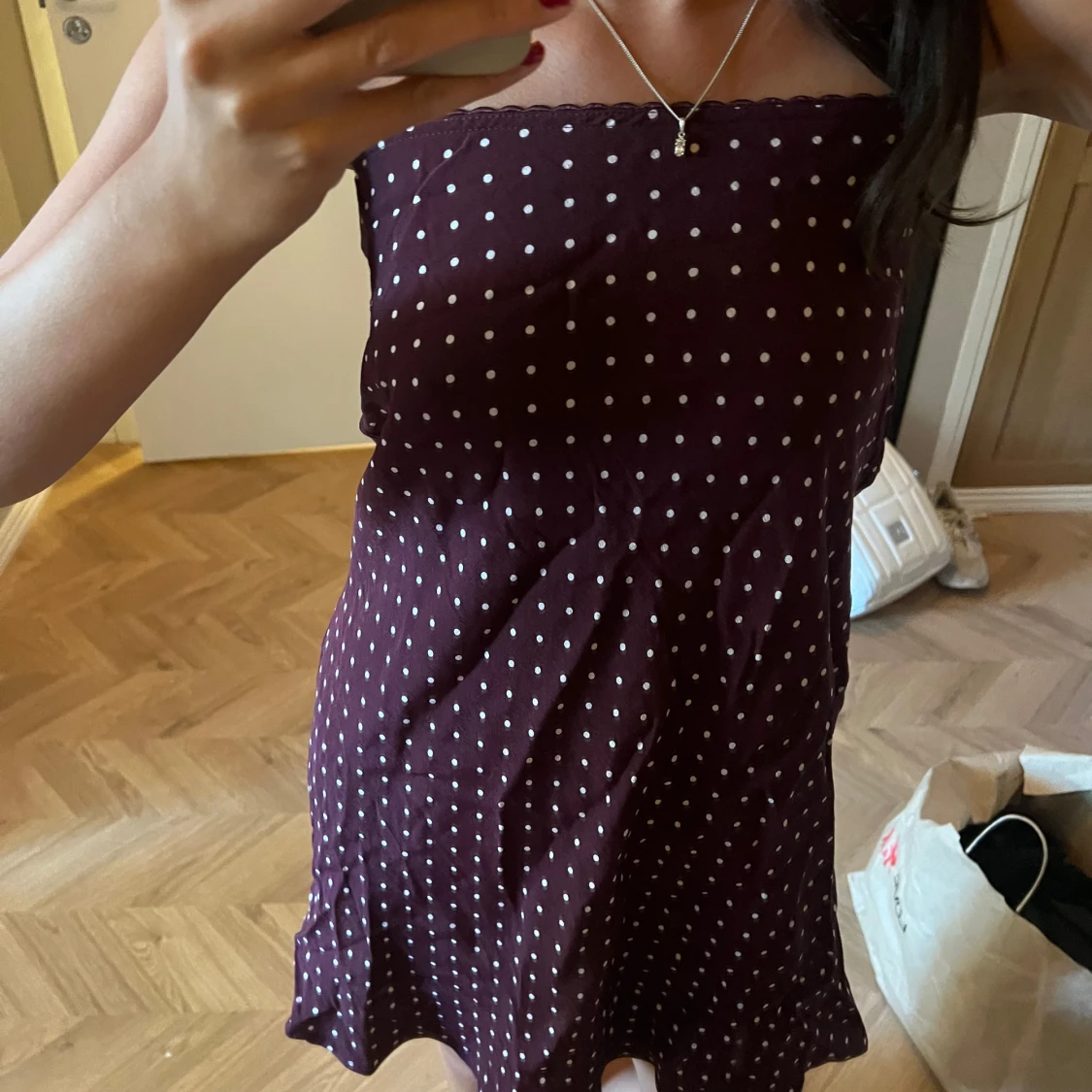 Vinröd prickig tubklänning - 1