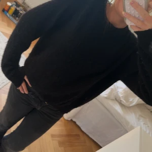 Svart stickad tröja  - Säljer en basic svart stickad tröja ifrån Zara, skulle säga att den passar xs/s, den är lite nopprig men jätte skönt material som inte alls kliar🥰