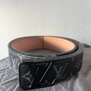 Svart bälte  - Tjena säljer tvärr  fett bälte  storlek 115 cm ett vit hål och man kan gör fler hål 