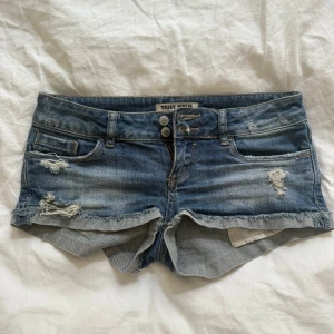 Lågmidjade Blå jeansshorts  - Super snygga jätte Lågmidjade jeansshorts, storlek 34 vilket motsvarar Xs, inga defekter 💕