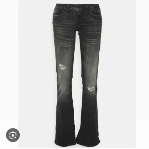 Trendiga Ltb jeans 💕 - Snygga svarta bootcut jeans från LTB med slitna detaljer på knäna och tvättad look. Jeansen har fem fickor, låg midja och klassisk dragkedja. Perfekta för dig som gillar en avslappnad men trendig stil.🩷. NY PRIS: 700kr