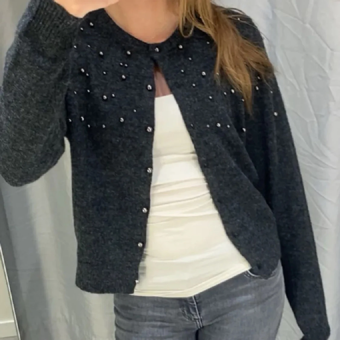 Mörkgrå kofta med pärlor