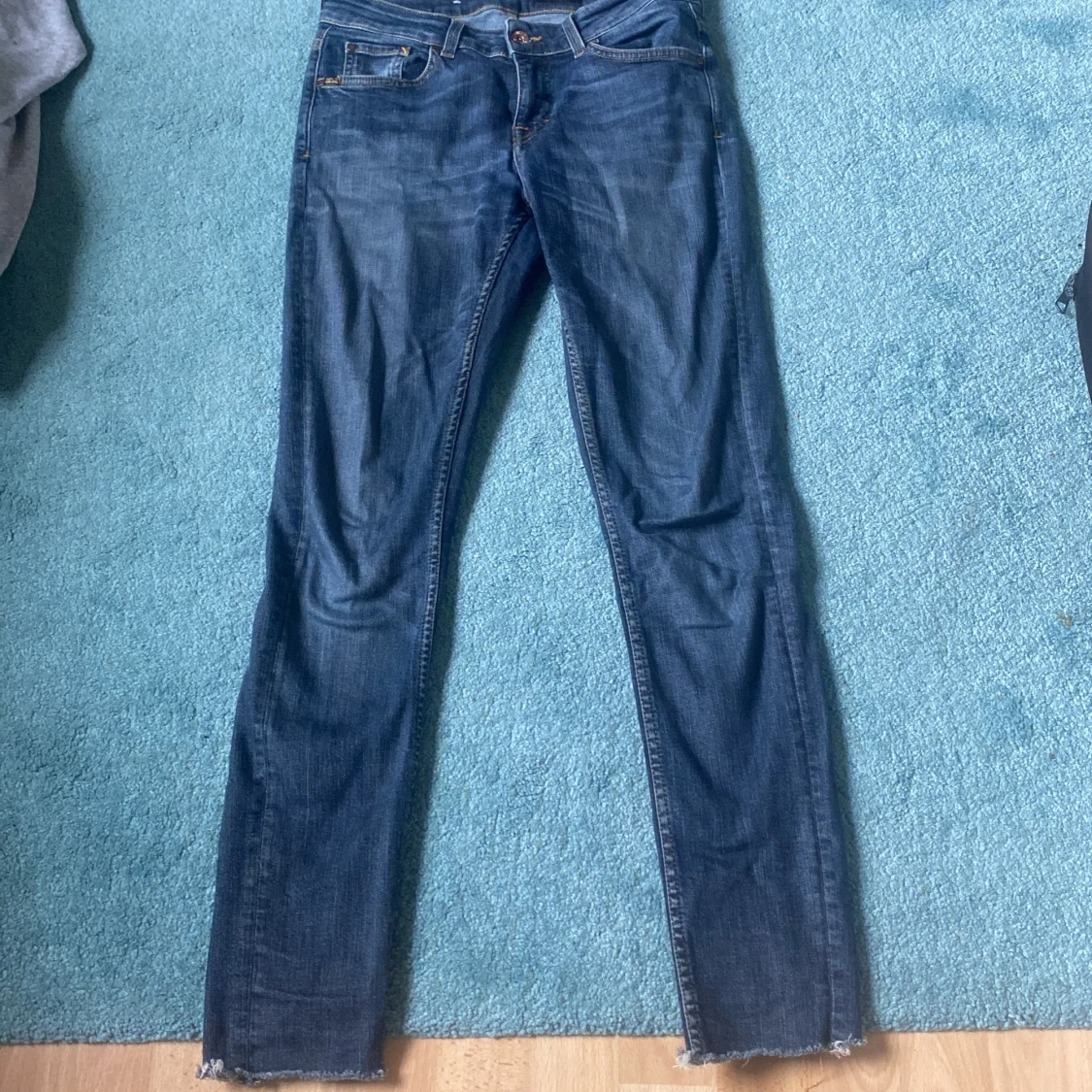 Mörkblå jeans från Tiger of Sweden