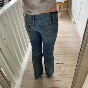 Blå bootcut jeans från Patrol Yoko - Snygga blå jeans från Patrol, modell Yoko 05, med bootcut och låg midja. Jeansen är inte använda utav mig eftersom de var för små. 