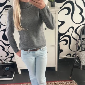 Grå stickad tröja  - Grå stickad tröja från benetton i motsvarande storlek S. Har ett hål i ärmen (se bild).