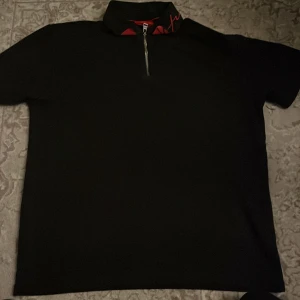 Svart piké tröja med dragkedja från HUGO - Jag köpte tröjan runt 2 år sedan och hade p mig den runt 10 gånger sen så slutade jag ha på mig den o nu har jag växt ur den och bestämt mig för att sälja den.