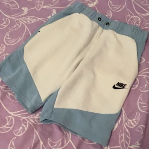 Nike Shorts och t shirt  - Nike shorts väldigt bra skick säljer då jag inte passar i dom längre och har inte använt dom på hela sommaren så näst intill oanvända 