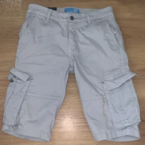 Cargo Shorts - Cargo shorts köpta utomlands för 700. Jätte fina då men är inte min stil längre. Storleken är 34. Den passar till small och medium. Pris kan diskuteras