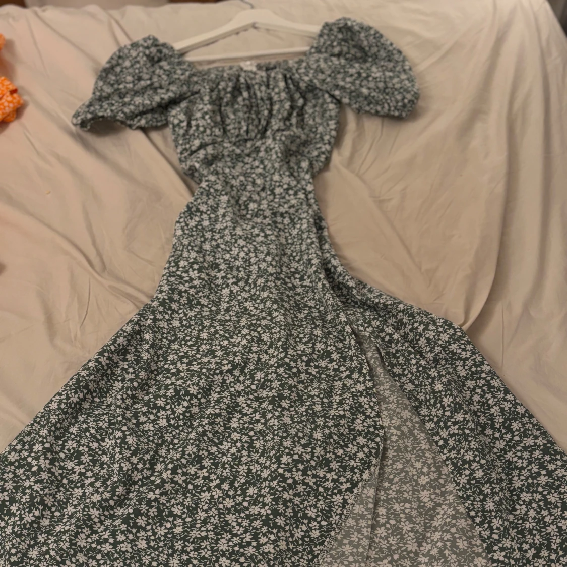 Blommig långklänning med puffärm - 3