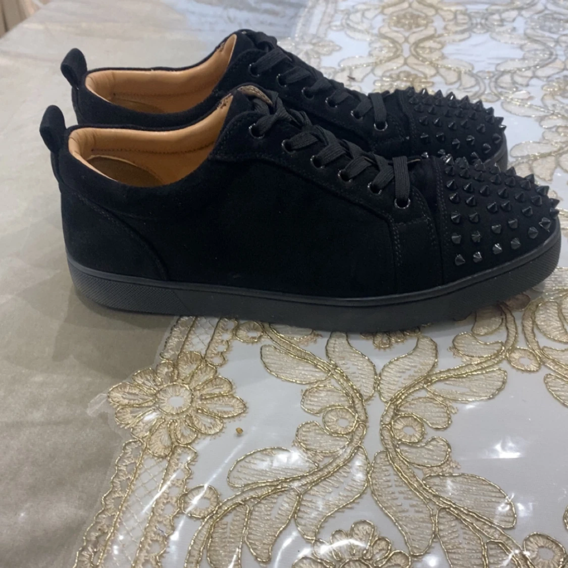 Svarta sneakers med nitar från Louboutin - 1
