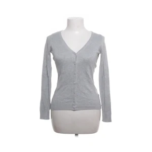 Grå kofta - Snygg urringad tajt kofta i grå🩷