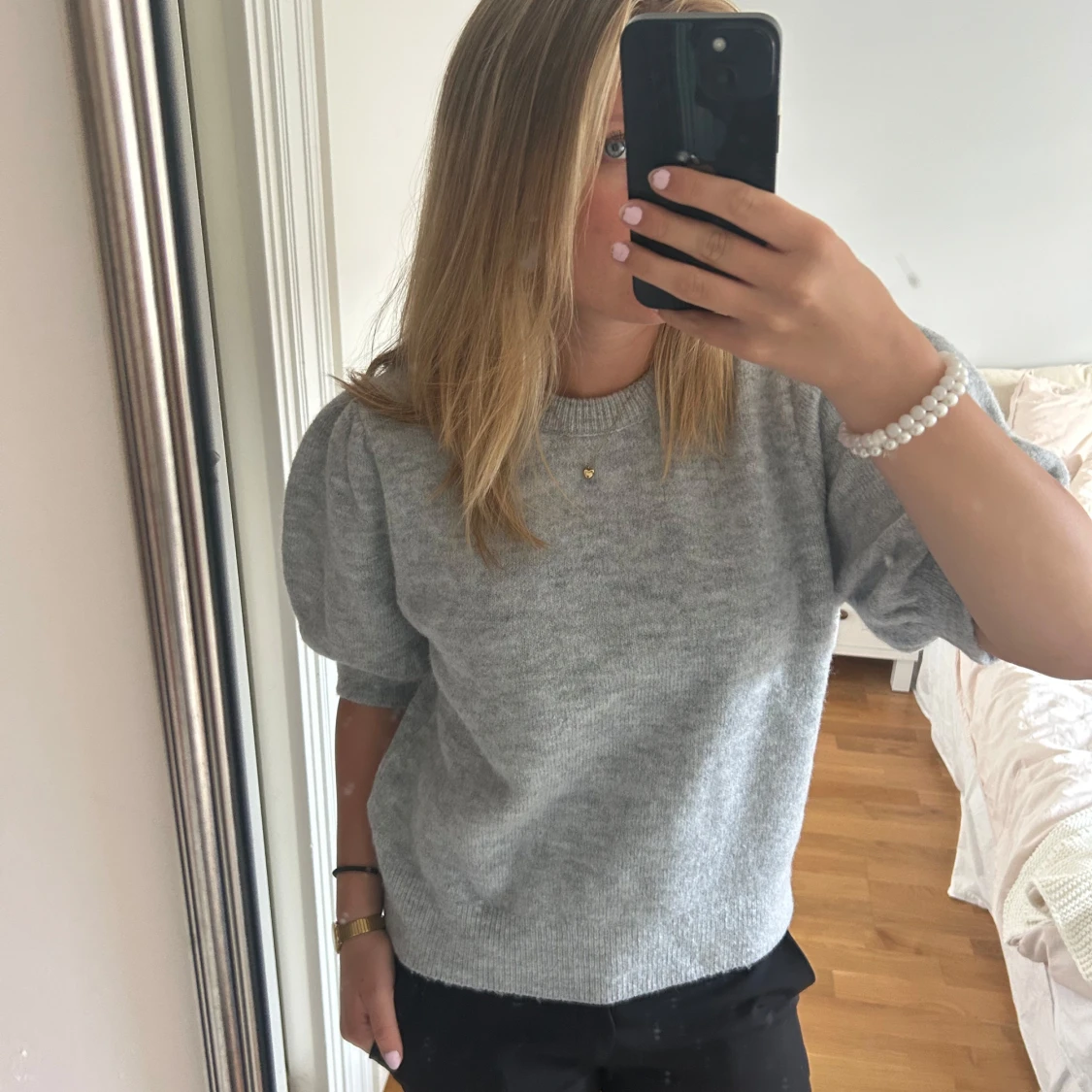 Grå stickad tröja med puffärm - 1