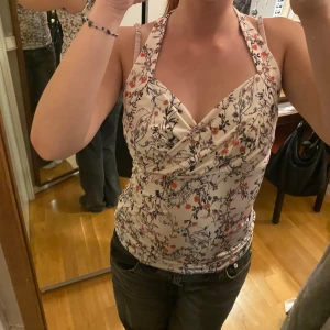 Blommig halterneck topp - Snygg halterneck-linnetopp med blommigt mönster! skit snygg men kommer tyvärr inte till användning hos mig! 🩷