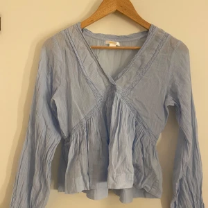 Ljusblå blus  - En så söt blus från Gina Tricot Young! Långärmad blus med fina detaljer. Helt ny. Säljer pågrund av fel storlek! Säljs för 150kr💕