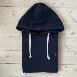 Ralph Lauren hoodie - Sjukt snygg Ralph Lauren hoodie i perfekt skick 🙌 Storlek L men sitter som M, skriv vid fråga 👍 