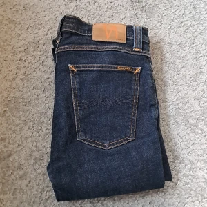 Mörkblå Nudie Jeans - Stilrena jeans från nudie jeans. Alltid öppen för prisförslag🙌 W30 L32. Tveka inte om du har några frågor👀 Ny pris: 1 150 | Mitt pris: 299