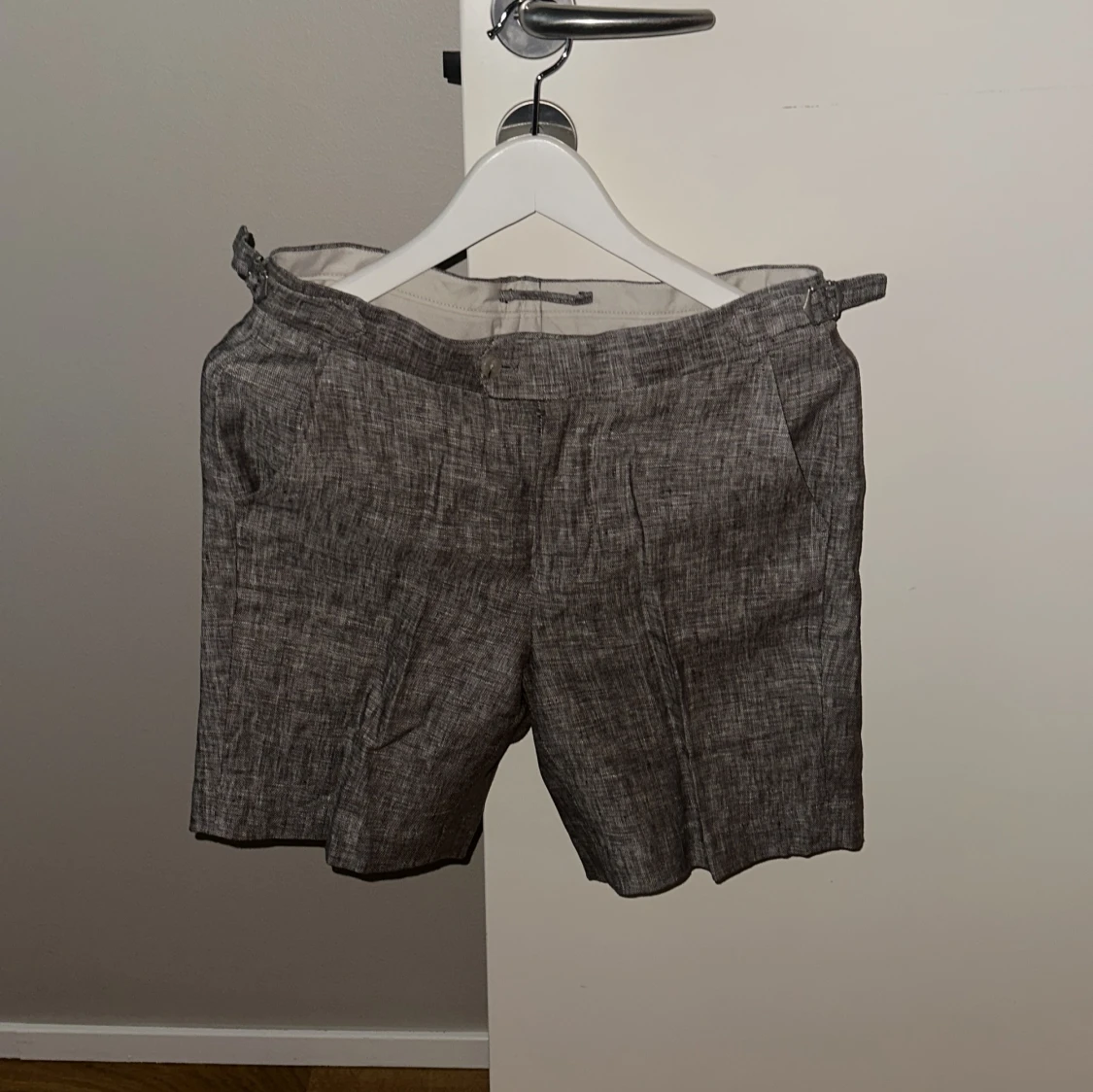Grå linneshorts från John Henric