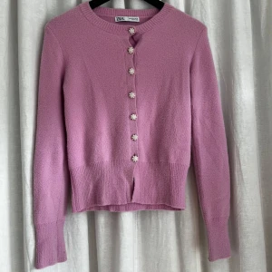  kofta från Zara med pärlknappar - Rosa kofta från Zara med fina pärlknappar