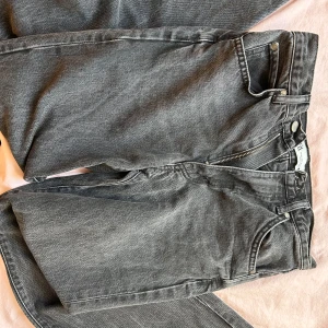 Gråsvarta jeans från Zara, storlek 34 - Säljer ett par raka grå jeans från Zara i storlek 34, säljer då de aldrig kommit till användning. Kontakta innan köp!