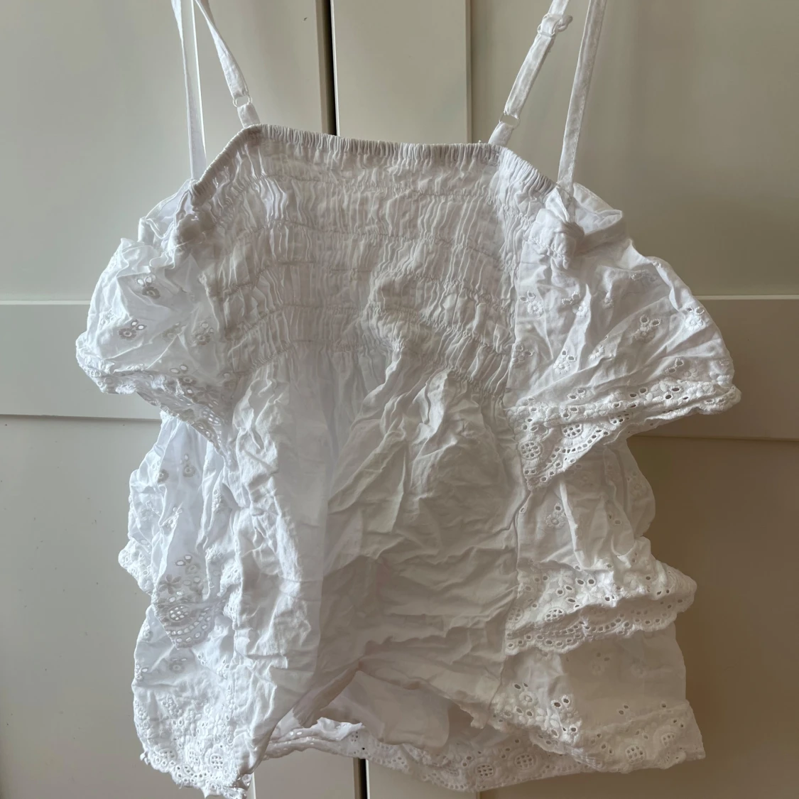 Vit volangig linnetopp med broderi - 2