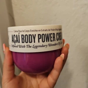 Açaí Body Power Cream Sol de Janeiro - Açaí Body Power Cream från Sol de Janeiro, den finns inte längre att köpa, köptes den för mer än ett år sedan från butiken Lyko, men jag gillade inte doften, jag har aldrig använt den.