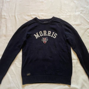 Svart stickad tröja Morris - Säljer en snygg svart stickad Morris tröja i storlek medium i ett mycket bra skick. Nypris: 1000 kr, mitt pris: 249 kr!🤩.