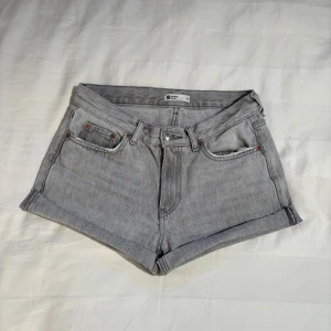 Grå jeansshorts från Gina Tricot Low waist - Snygga grå jeansshorts från Gina Tricot. Low waist med bra passform