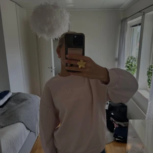 Sweatshirt  - Superfin ljusrosa sweatshirt från Gina Tricot med broderad text 'Flower Market Copenhagen' framtill. Tröjan har rund hals, långa ärmar och ribbade muddar. Perfekt för en avslappnad, men samtidigt söt look!💗