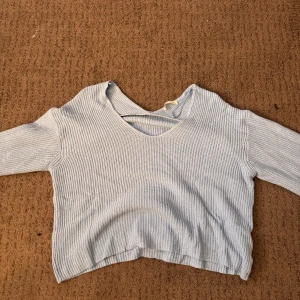 Ljusblå stickad tröja från Pull&Bear - Superfin ljusblå stickad tröja från Pull&Bear i storlek S. Säljer likadan i vit