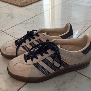 Adidas gazelle - Populära adidas gazelle. Använt bara några gånger så bra skick💗nypris 1300. Skickar samma dag!