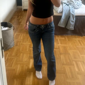 LTB jeans Valerie - Super fina jeans ifrån LTB i modellen Valerie. Storleken är W27/L30 och passar bra på mig som vanligtvis har S i byxor och är 161 cm lång.