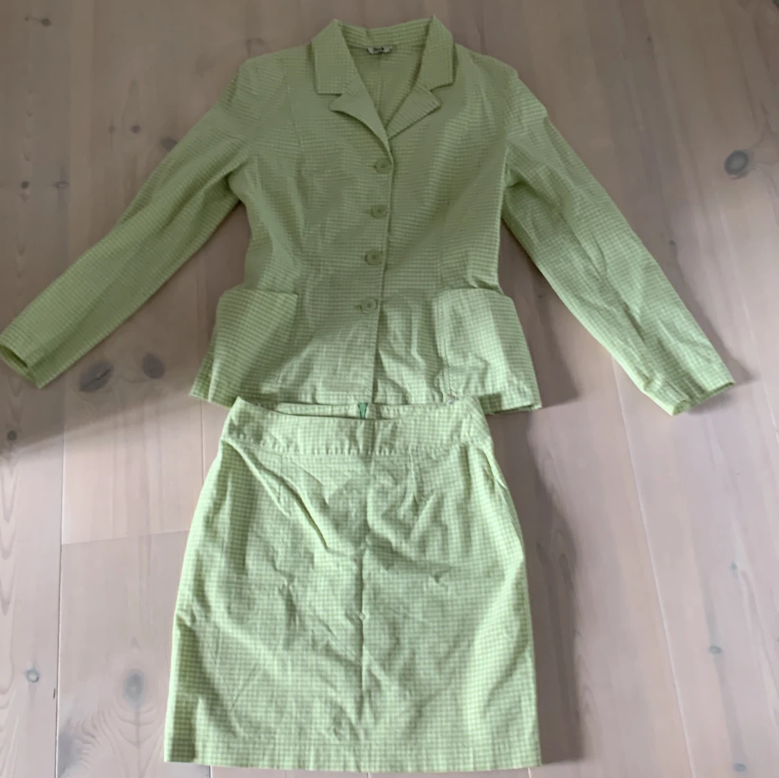 Grön rutig kavaj och kjol från Flash