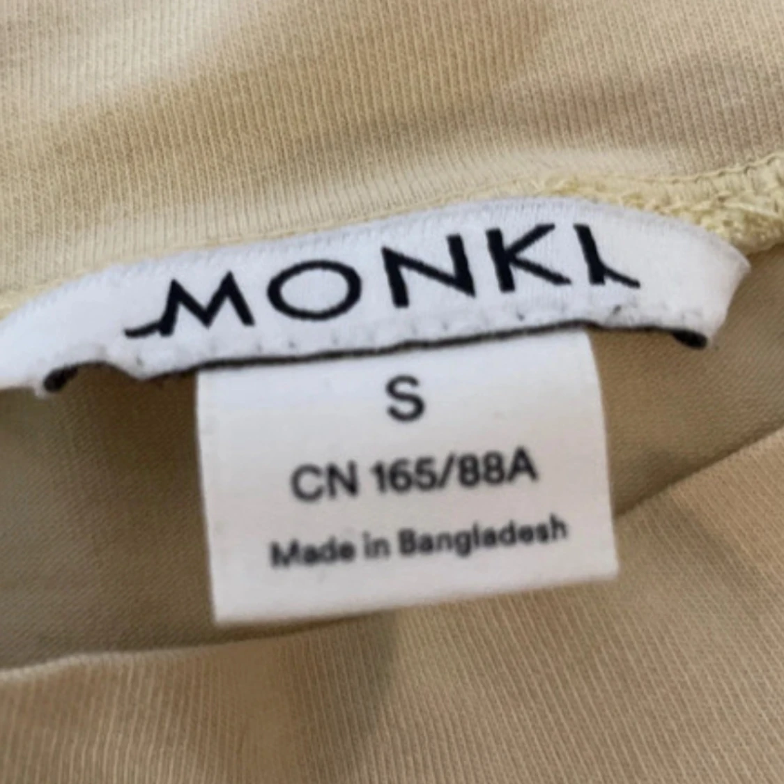 Gul croppad tröja från Monki - 1