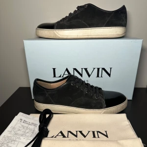 Lanvin skor  - Säljer dessa riktigt snygga Lanvin skorna i storlek UK9 vilket motsvarar 43! Skorna är  i skick 8/10. Med köp av skorna ingår box, 2 dustbags, snören och kvitto! Orginal pris - 5200kr Vårat pris - 2799kr. Priset är ej hugget i sten! Skriv vid minsta lilla fundering!🙌