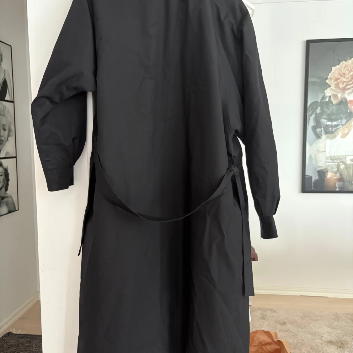 Svart lång kappa med fuskpäls från Glen - 4