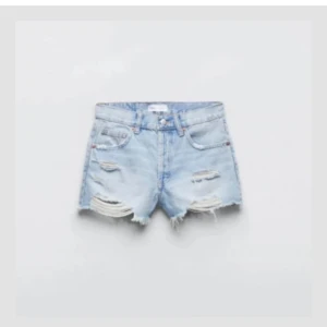Blåa jeansshorts  - Säljer ett par ljusblåa jeansshorts med snygga slitningar framtill. Jätte snygga och passar till allt. Perfekta shorts för sommargarderoben och för Stockholmsstilen. De perfekta jeans shortsen men är tyvärr för små för mig så därför jag säljer. Jätte bra skick och köpta förra året från Zara. Hör av dig om du vill ha mer bilder och pris kan diskuteras🥰🤩