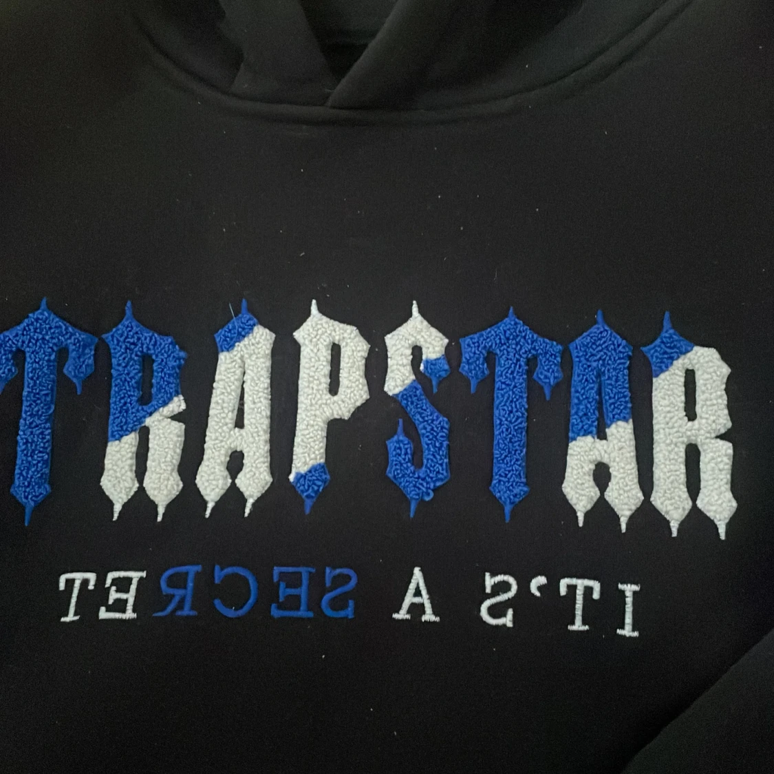 Svart Trapstar hoodie med blå/vit text - 1