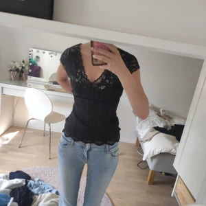 Spets topp - Skit snygg spets topp i svart passar xs-m