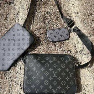 LV trio Bag svart - ❗️väldigt pris värt❗️Säljer en snygg axelväska från LV. Skicket är helt nytt🆕Den medföljer 3 Delar till väskan👍 Och även en plånbok som går att användas utan, Väskan har aldrig använts och den medföljer en dustbag🙈 ✅Pris kan diskuteras såklart✅ obs!! Vid snabb affär och bundle köpa, Men tveka inte att kontakta vid intresse🙌Frågor och mer bilder? Kontakta Mig