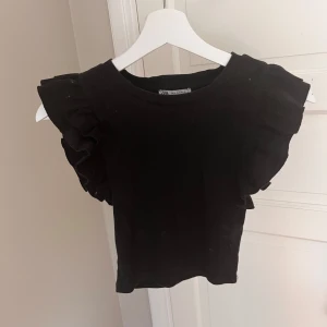 Slutsåld volang topp Zara - Gullig Zara topp med volanger längst ärmarna !❣️toppen är i stl S men skulle säga att den passar Xs oxå, använd fåtal gånger❤️