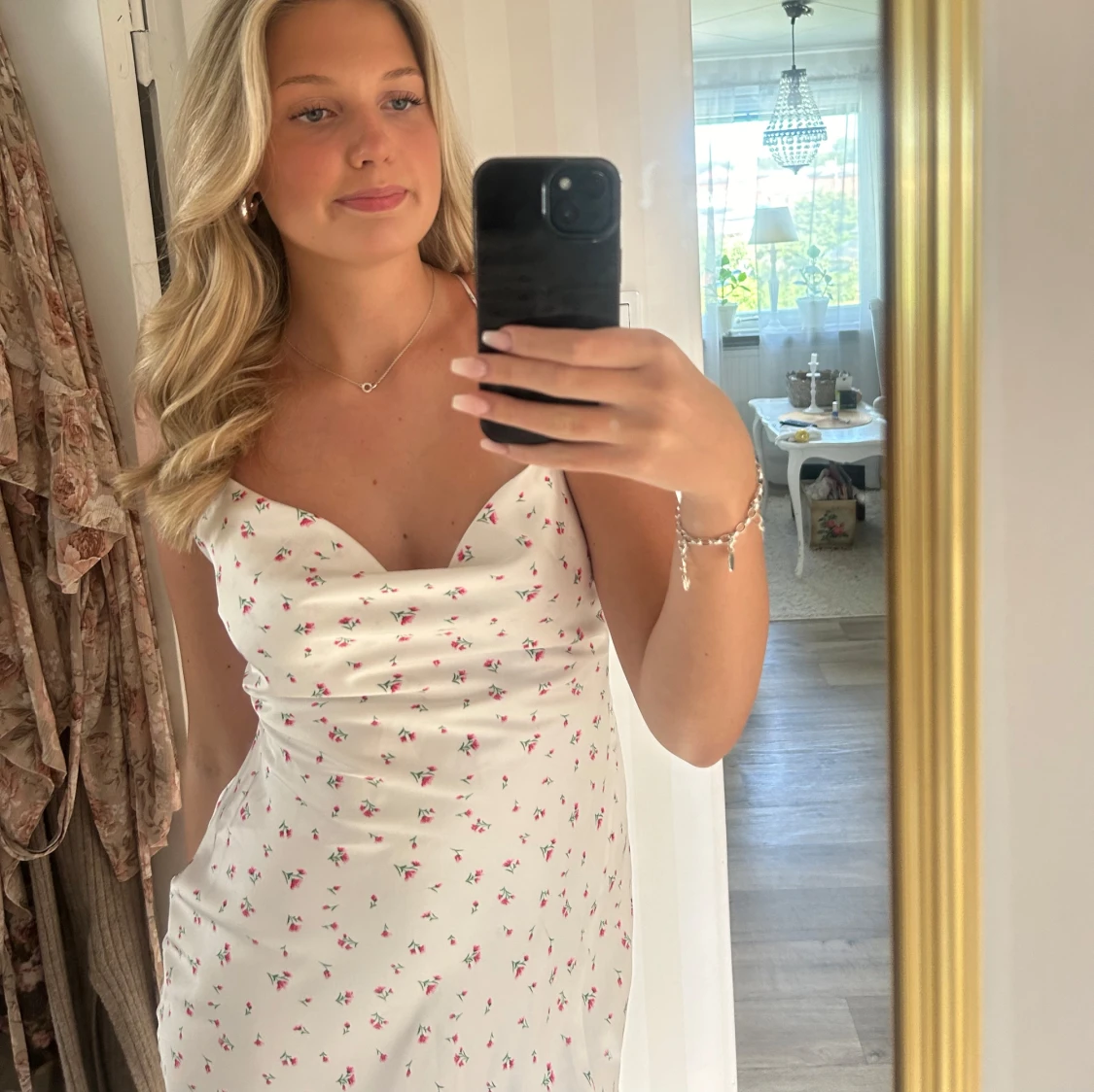 Vit långklänning med blommigt mönster - 1