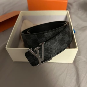 Lou!s vuittton bälte - Sprillans ny bälte aldrig använt. Allt og medföljer. Vid snabb affär kan vi komma på något bra.