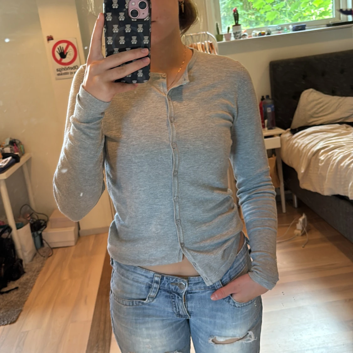 Grå kofta med knappar