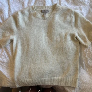 Stickad tröja hm - Jätte fin stickad tröja från hm med korta ärmar, skriv för fler bilder❤️❤️